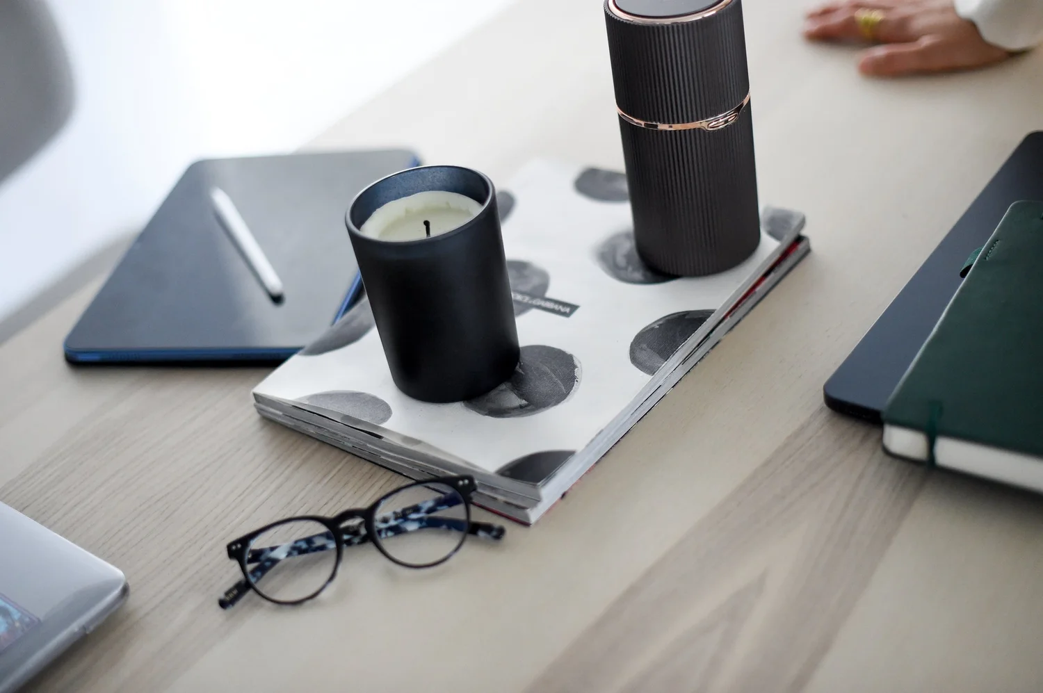 Equipo Nira — escritorio con cuadernos, gafas y artículos de trabajo